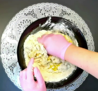 Неймовірно смачні та соковиті коржі з фаршем, щось середнє між біляшами та чебуреками