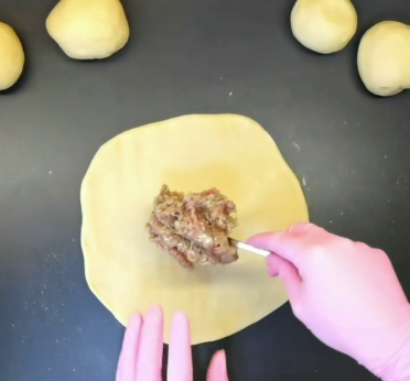 Неймовірно смачні та соковиті коржі з фаршем, щось середнє між біляшами та чебуреками