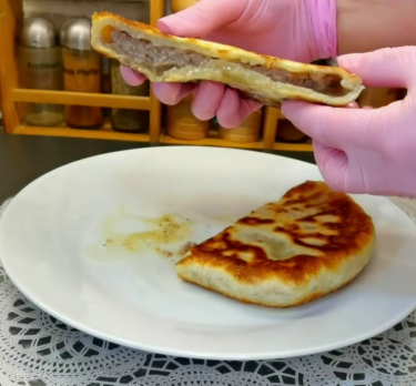 Неймовірно смачні та соковиті коржі з фаршем, щось середнє між біляшами та чебуреками