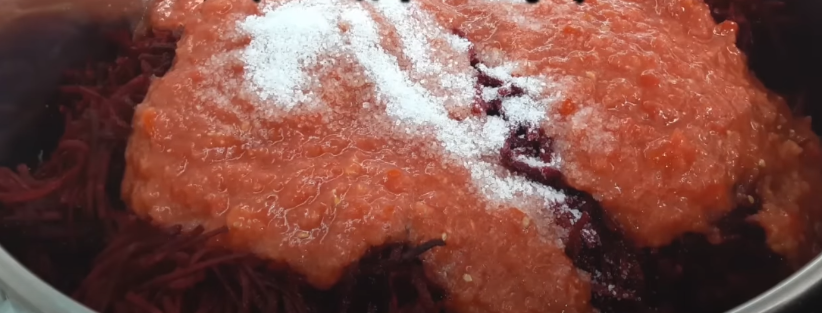 Рецепт-знахідка! Це стане Вашою улюбленою заготовкою! Салат «Оленка» з буряка на зиму – дуже смачний, універсальний і має гарний рубіновий колір