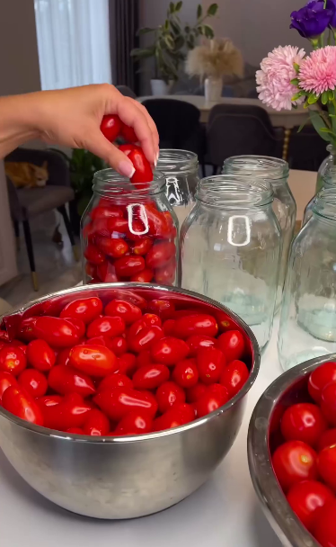 Така заготовка у нас на вагу золота! Помідори у власному соку - дуже смачна і універсальна заготовка на зиму