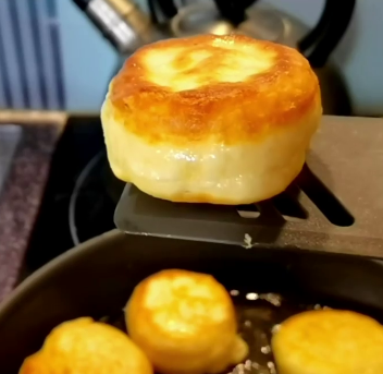 Улюблений сніданок - пишні оладки-пончики без дріжджів на кефірі. Так готує моя свекруха!