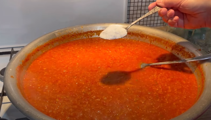 Цей рецепт шукають всі! Аджика з яблуками на зиму - БЕЗ цукру і оцту! Смачна, ароматна і готується просто!