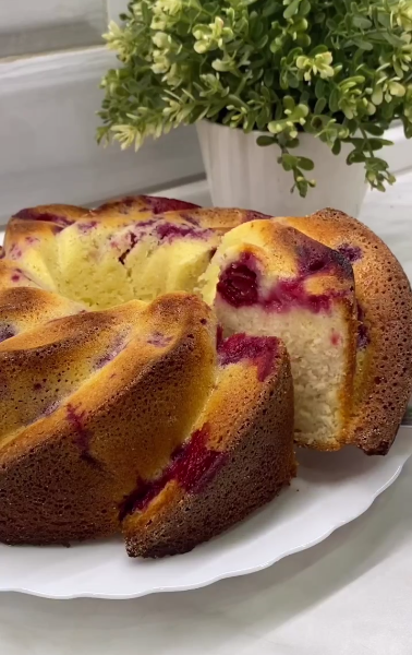 Ніжний і пухкий кекс з вишнями на згущеному молоці - це справжній смаковий бум!
