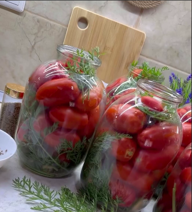 Мариновані помідори на зиму з морквяним бадиллям. Такої заготовки в моїм підвалі найбільше!
