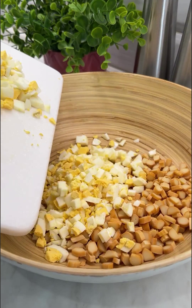 Це в нас самий ходовий салат без м'яса! Готую його лише із 4 інгредієнтів і на швидку руку!