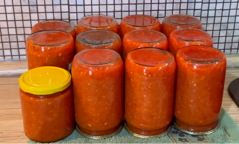 Цей рецепт шукають всі! Аджика з яблуками на зиму - БЕЗ цукру і оцту! Смачна, ароматна і готується просто!