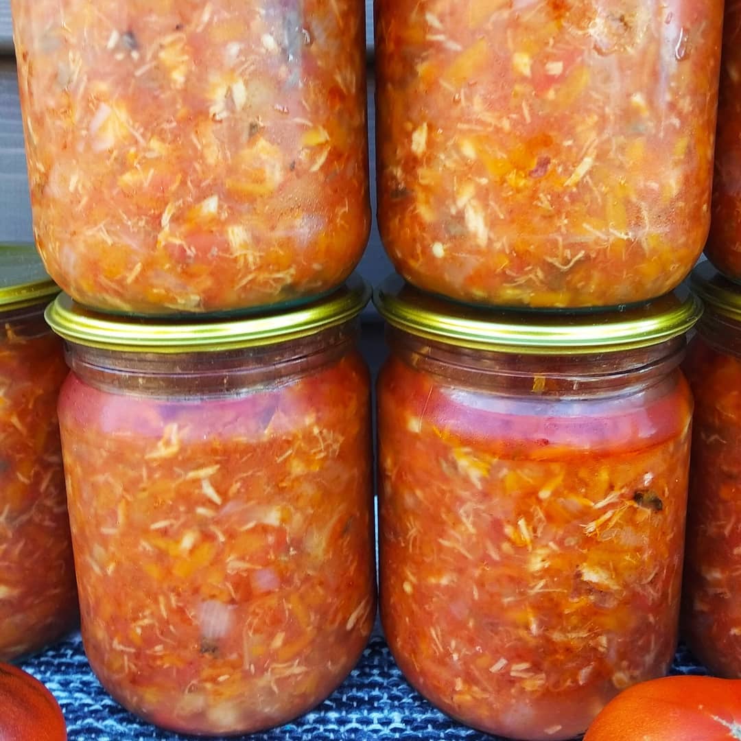 Салат зі скумбрією на зиму. Така заготовка справжня паличка-виручалочка! Смачний і ситний салат з рибою