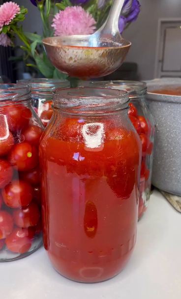 Така заготовка у нас на вагу золота! Помідори у власному соку - дуже смачна і універсальна заготовка на зиму