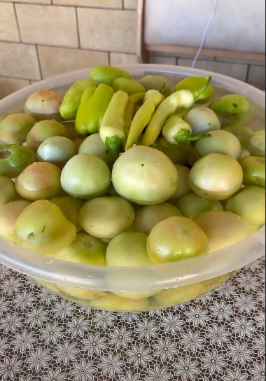 Сказати, що вони смачні - не сказати нічого! Дуже смачні, хрусткі мариновані зелені помідори! Хтось їх називає "Сніжинки", але ми їх називаємо "Часникові"