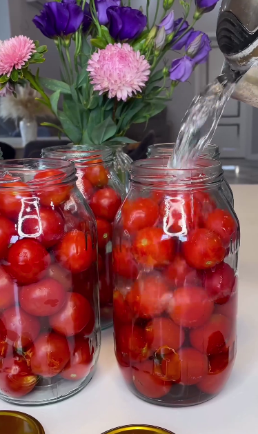 Така заготовка у нас на вагу золота! Помідори у власному соку - дуже смачна і універсальна заготовка на зиму