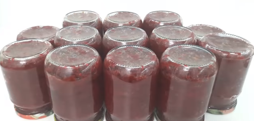 Рецепт-знахідка! Це стане Вашою улюбленою заготовкою! Салат «Оленка» з буряка на зиму – дуже смачний, універсальний і має гарний рубіновий колір