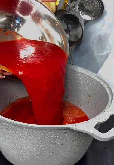 Лечо з помідорів і перцю на зиму - неймовірно смачна і проста заготовка лише із 2 інгредієнтів