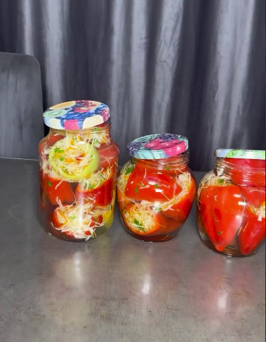 Це так смачно, що словами не передати! Перець фарширований капустою на зиму - відмінний рецепт!