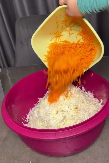 Це так смачно, що словами не передати! Перець фарширований капустою на зиму - відмінний рецепт!