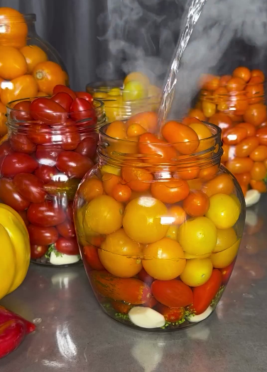 Мариновані помідори на зиму "за вуха не відірвеш". Розсіл та помідори виходять надзвичайно смачними