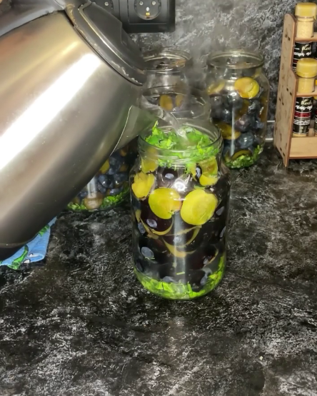 Це дуже вдалий і простий рецепт! Маринована слива на зиму - делікатесний гарнір до м'яса та птиці