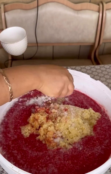 Рецептів аджики дуже багато, я пропоную рецепт аджики БЕЗ варіння, цукру і оцту! Ароматна, в міру ніжна та пікантна заготовка на зиму!