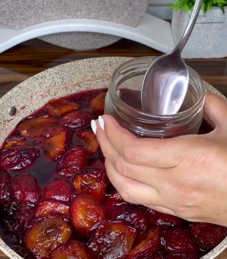 Варення зі слив - для мене цей рецепт найсмачніший і найвдаліший! Ароматне, смачне, з легкими пряними східними нотками