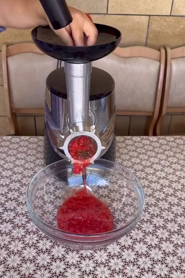 Рецептів аджики дуже багато, я пропоную рецепт аджики БЕЗ варіння, цукру і оцту! Ароматна, в міру ніжна та пікантна заготовка на зиму!