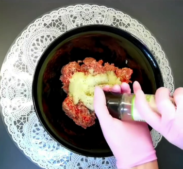 Неймовірно смачні та соковиті коржі з фаршем, щось середнє між біляшами та чебуреками