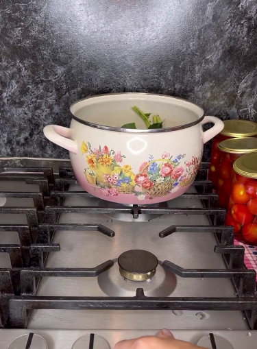 Дуже смачний рецепт, за яким ми незмінно готуємо помідори щороку! Солоні помідори БЕЗ оцту!