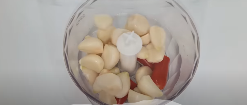 Рецепт-знахідка! Це стане Вашою улюбленою заготовкою! Салат «Оленка» з буряка на зиму – дуже смачний, універсальний і має гарний рубіновий колір