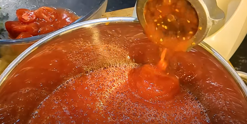 Найсмачніша ікра з баклажанів на зиму! Без оцту та стерилізації! Така заготовка зберігається у квартирі