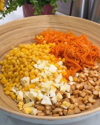 Це в нас самий ходовий салат без м'яса! Готую його лише із 4 інгредієнтів і на швидку руку!