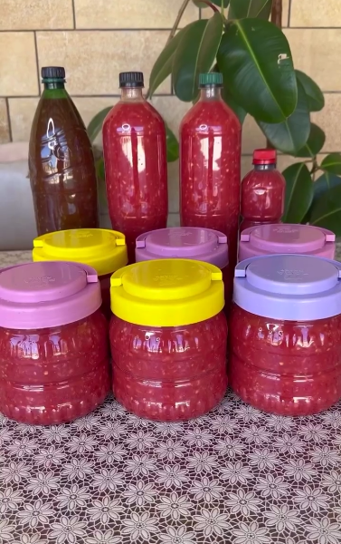 Рецептів аджики дуже багато, я пропоную рецепт аджики БЕЗ варіння, цукру і оцту! Ароматна, в міру ніжна та пікантна заготовка на зиму!