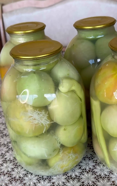 Сказати, що вони смачні - не сказати нічого! Дуже смачні, хрусткі мариновані зелені помідори! Хтось їх називає "Сніжинки", але ми їх називаємо "Часникові"