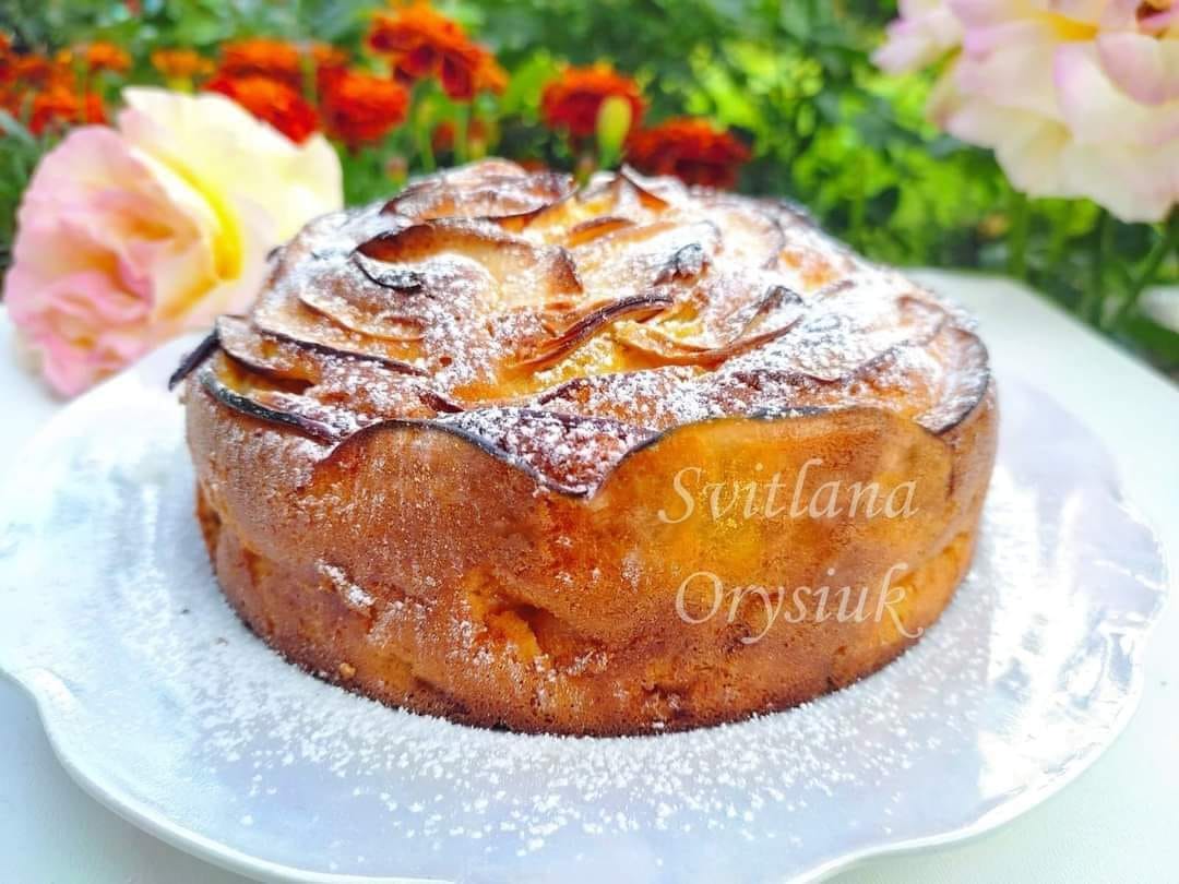 Пишна і дуже смачна яблучна "Шарлотка" за чудовим рецептом української господині