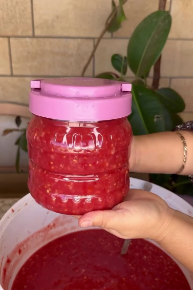 Рецептів аджики дуже багато, я пропоную рецепт аджики БЕЗ варіння, цукру і оцту! Ароматна, в міру ніжна та пікантна заготовка на зиму!