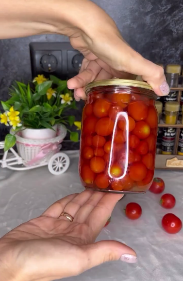 Дуже смачний рецепт, за яким ми незмінно готуємо помідори щороку! Солоні помідори БЕЗ оцту!