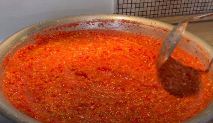 Цей рецепт шукають всі! Аджика з яблуками на зиму - БЕЗ цукру і оцту! Смачна, ароматна і готується просто!