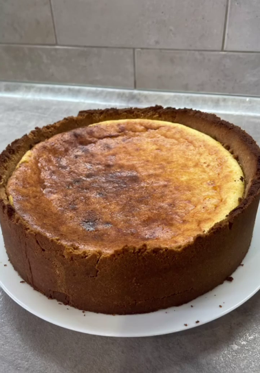 Справжній чізкейк "Нью-Йорк" в домашніх умовах! Він такий смачний і ніжний, що неможливо зупинитись!