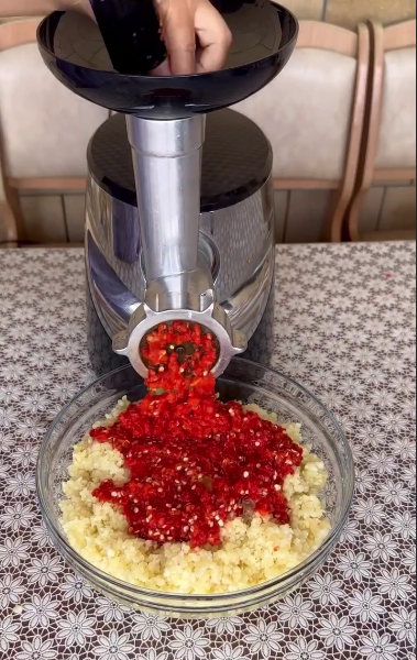 Рецептів аджики дуже багато, я пропоную рецепт аджики БЕЗ варіння, цукру і оцту! Ароматна, в міру ніжна та пікантна заготовка на зиму!