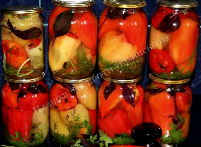 Любителям поєднання помідорів та базиліка присвячується! Перець фарширований помідорами на зиму