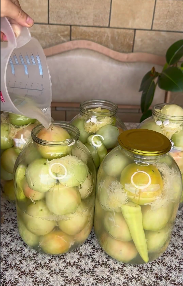 Сказати, що вони смачні - не сказати нічого! Дуже смачні, хрусткі мариновані зелені помідори! Хтось їх називає "Сніжинки", але ми їх називаємо "Часникові"