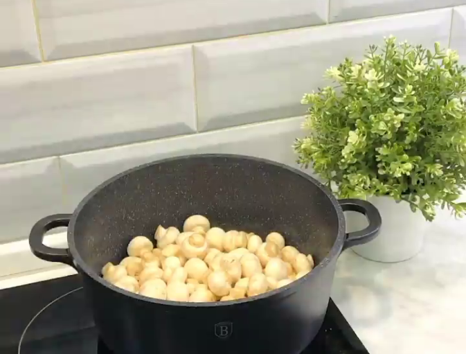 Простіше рецепту я просто не знаю! Мариновані печериці на швидку руку - у 100 разів смачніші за магазинні!
