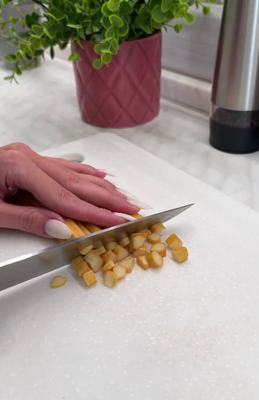 Це в нас самий ходовий салат без м'яса! Готую його лише із 4 інгредієнтів і на швидку руку!