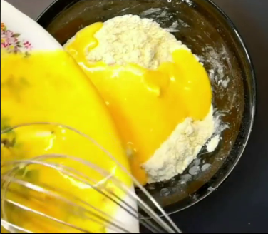 Знаменитий пляцок "Яблука в хмаринках" - дуже смачний пиріг! Ніжне суфле, соковиті яблука та пісочне тісто, ви повинні це спробувати!