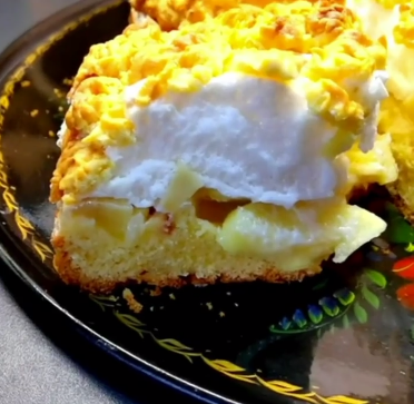 Знаменитий пляцок "Яблука в хмаринках" - дуже смачний пиріг! Ніжне суфле, соковиті яблука та пісочне тісто, ви повинні це спробувати!