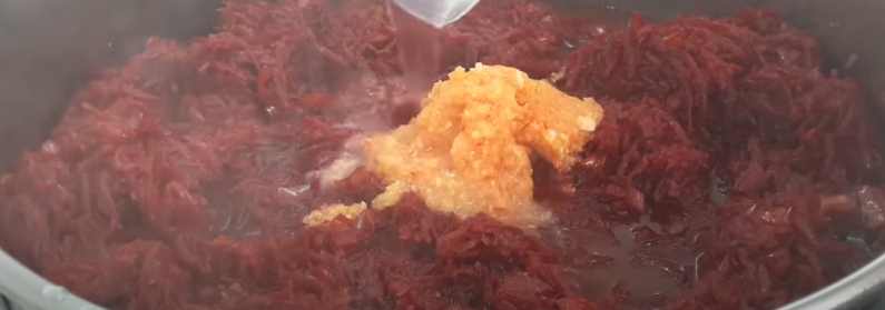 Рецепт-знахідка! Це стане Вашою улюбленою заготовкою! Салат «Оленка» з буряка на зиму – дуже смачний, універсальний і має гарний рубіновий колір