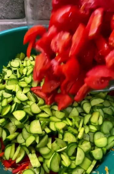 В цій банці є всі овочі! Наша обов'язкова щорічна заготовка! Пікантний салат на зиму "Золота осінь" - це дуже смачно!