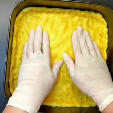 Знаменитий пляцок "Яблука в хмаринках" - дуже смачний пиріг! Ніжне суфле, соковиті яблука та пісочне тісто, ви повинні це спробувати!