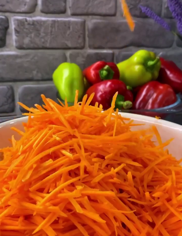 В цій банці є всі овочі! Наша обов'язкова щорічна заготовка! Пікантний салат на зиму "Золота осінь" - це дуже смачно!