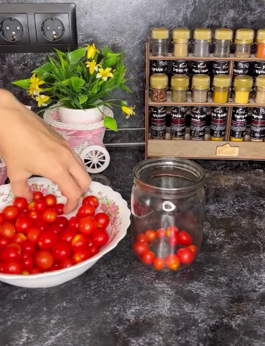 Дуже смачний рецепт, за яким ми незмінно готуємо помідори щороку! Солоні помідори БЕЗ оцту!