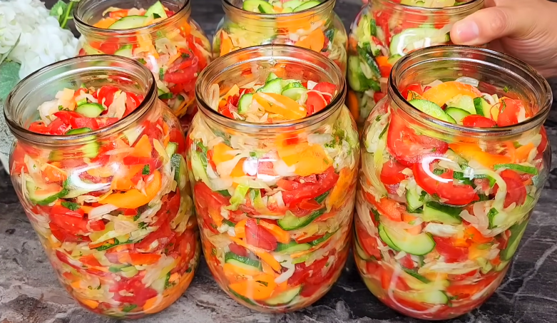 В цій банці є всі овочі! Наша обов'язкова щорічна заготовка! Пікантний салат на зиму "Золота осінь" - це дуже смачно!