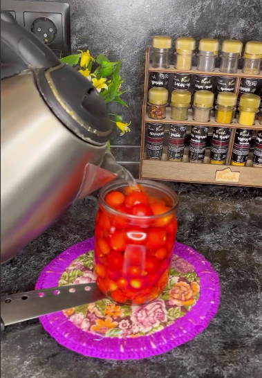 Дуже смачний рецепт, за яким ми незмінно готуємо помідори щороку! Солоні помідори БЕЗ оцту!